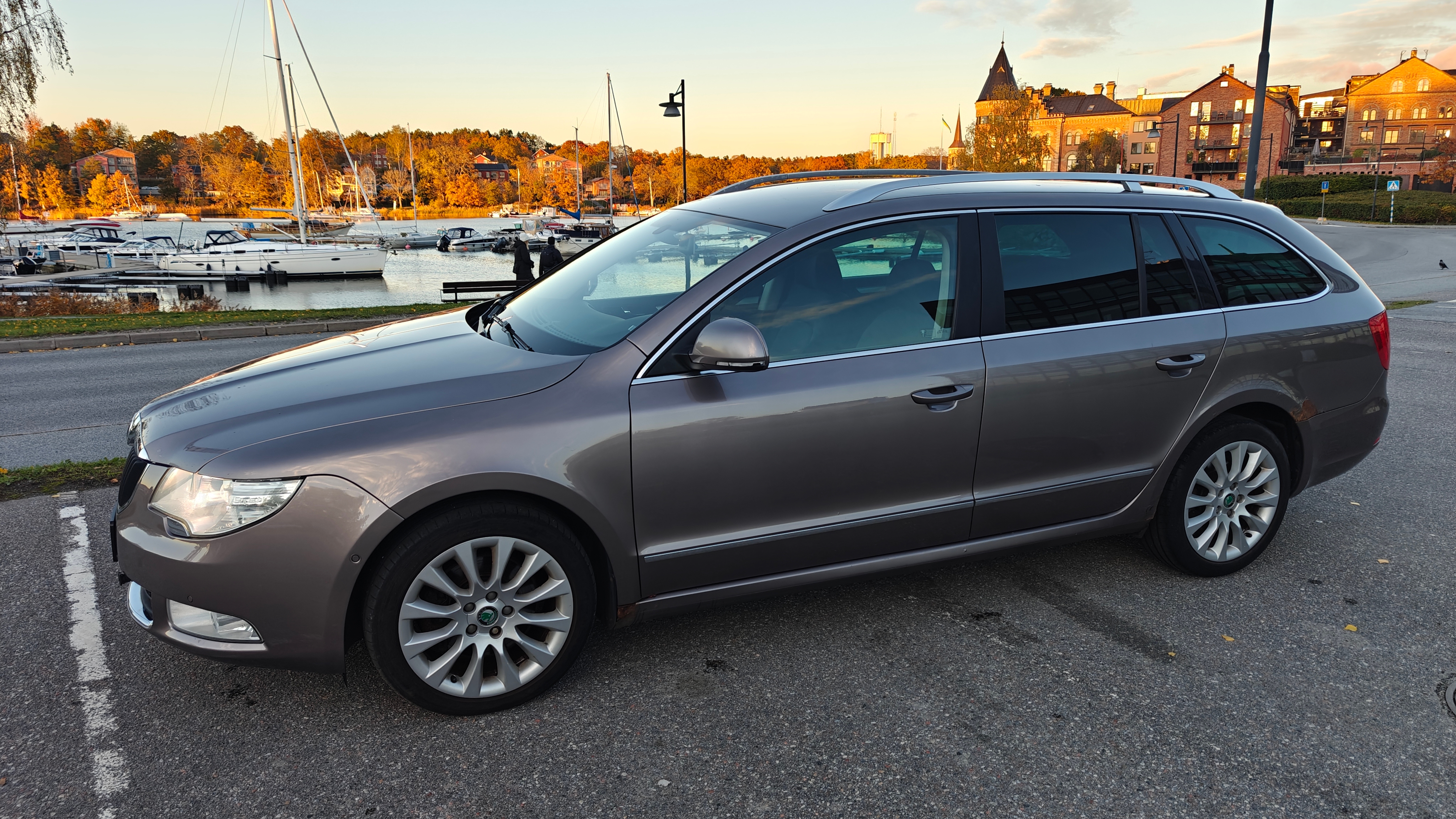 Skoda Superb 2.0 TDI 2012, bild 2/10