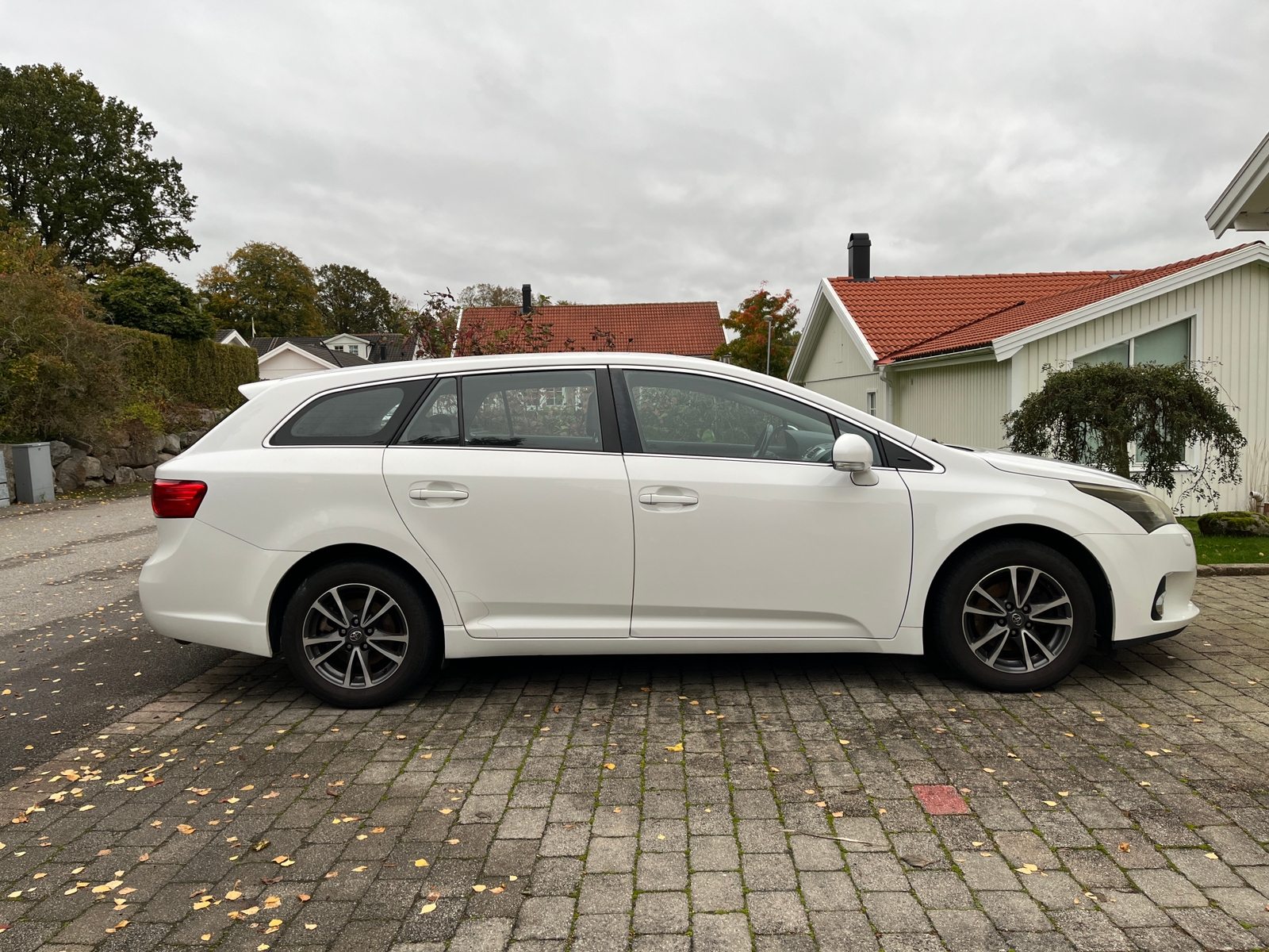 Toyota Avensis 2.0 D-4D 2014, bild 2/7