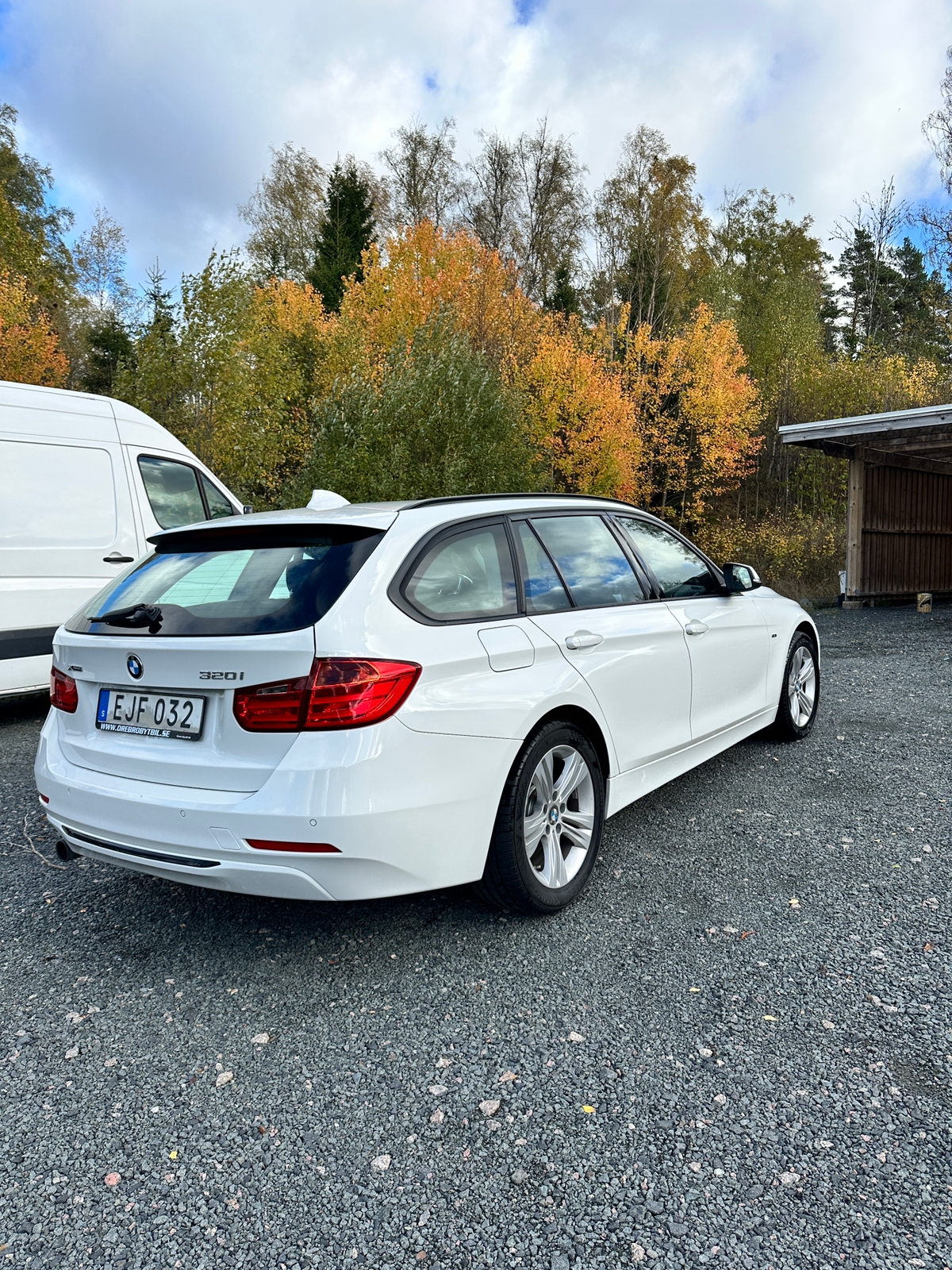 BMW 320i 2015, bild 2/7