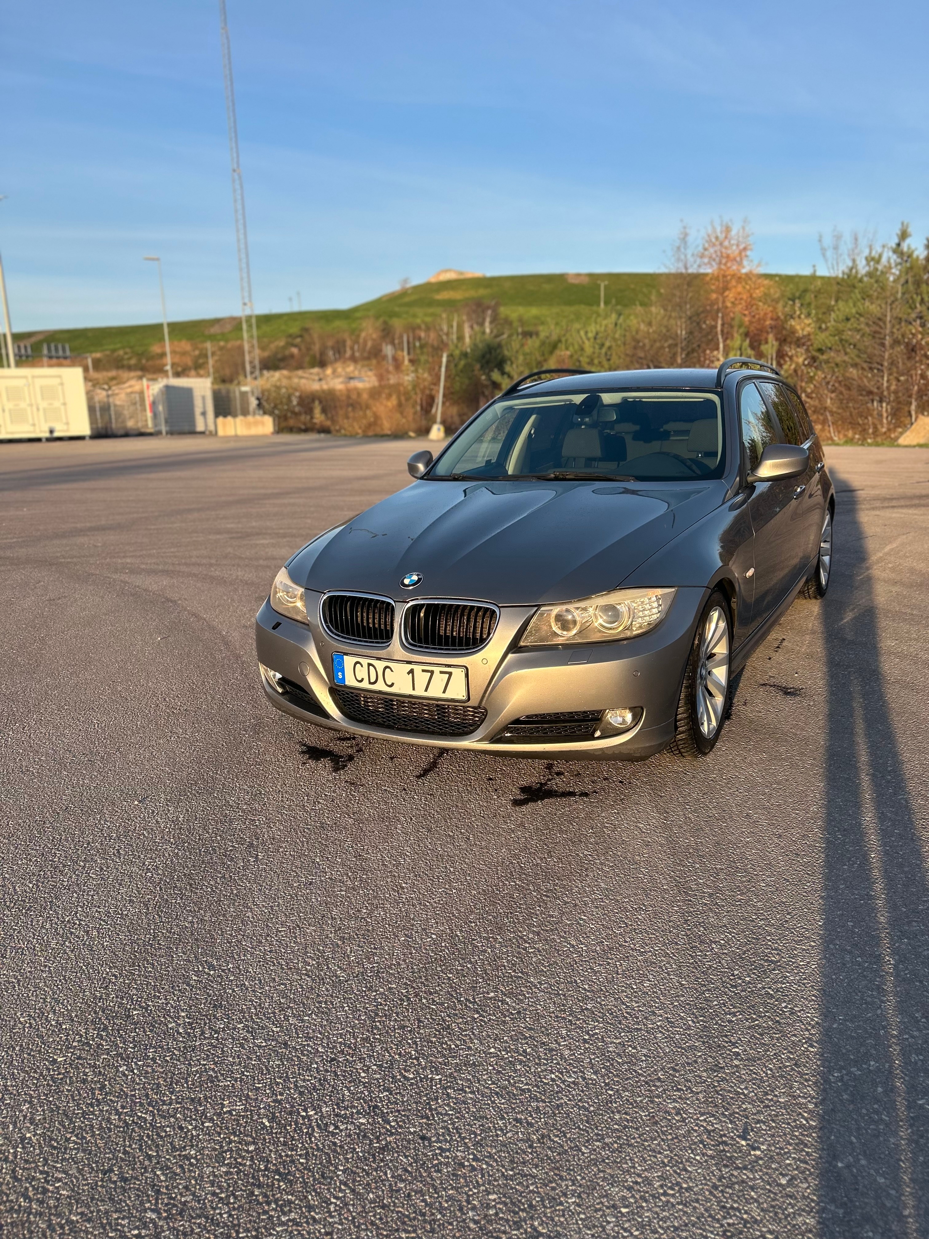 BMW 320d 2010, bild 2/7