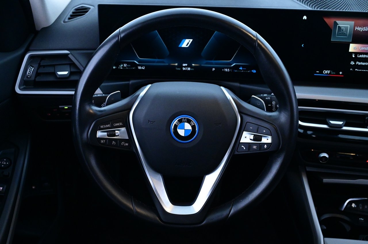 BMW 330e 2023, bild 7/10