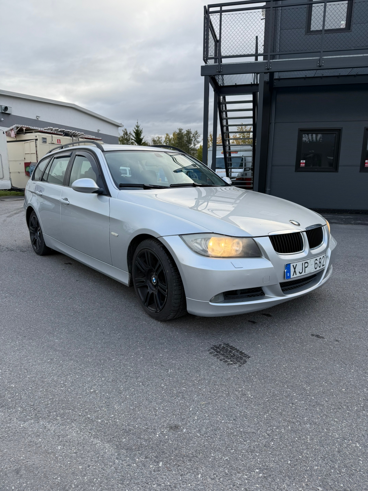BMW 320i 2006, bild 2/7