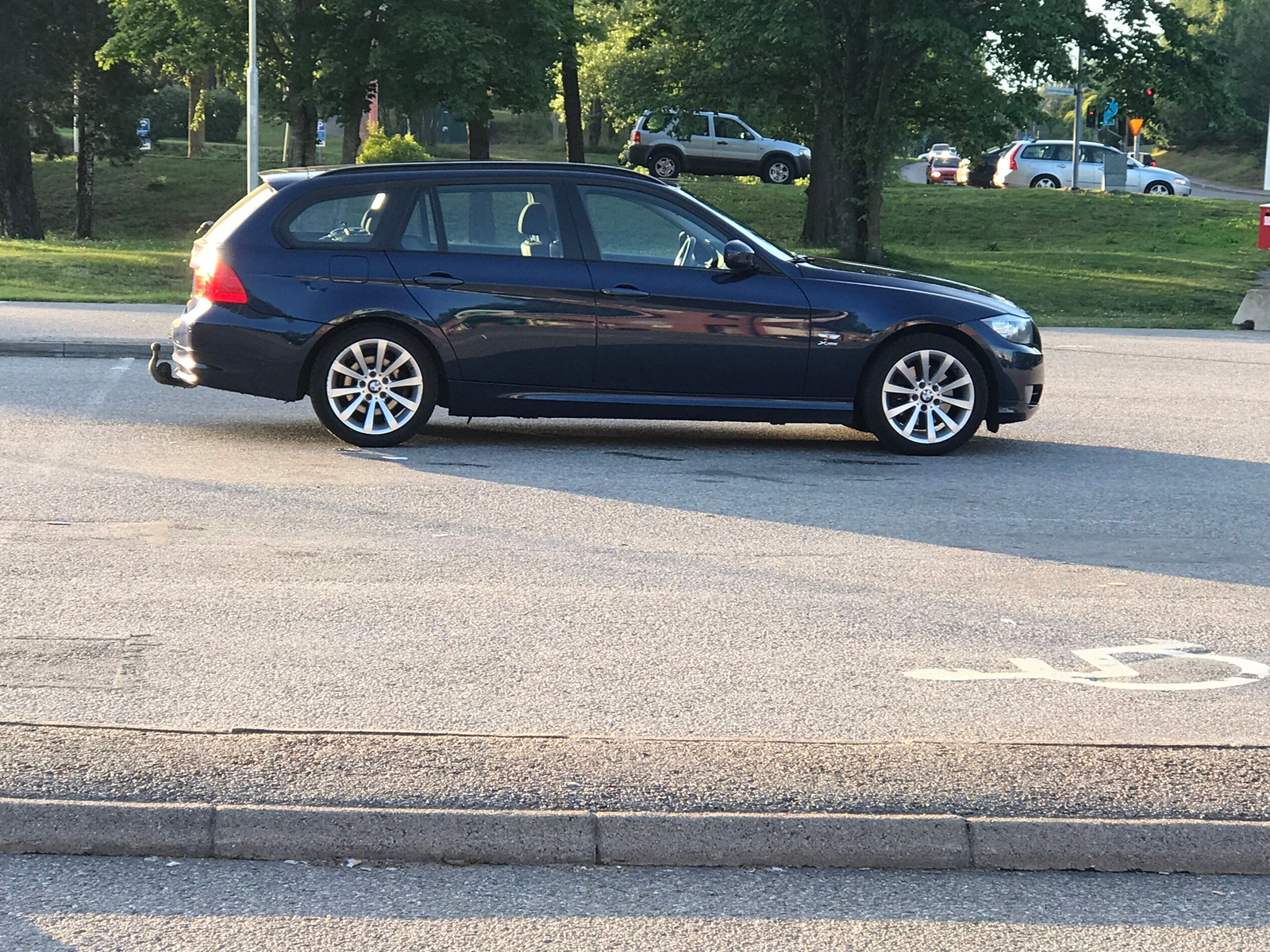 BMW 320d 2012, bild 2/3