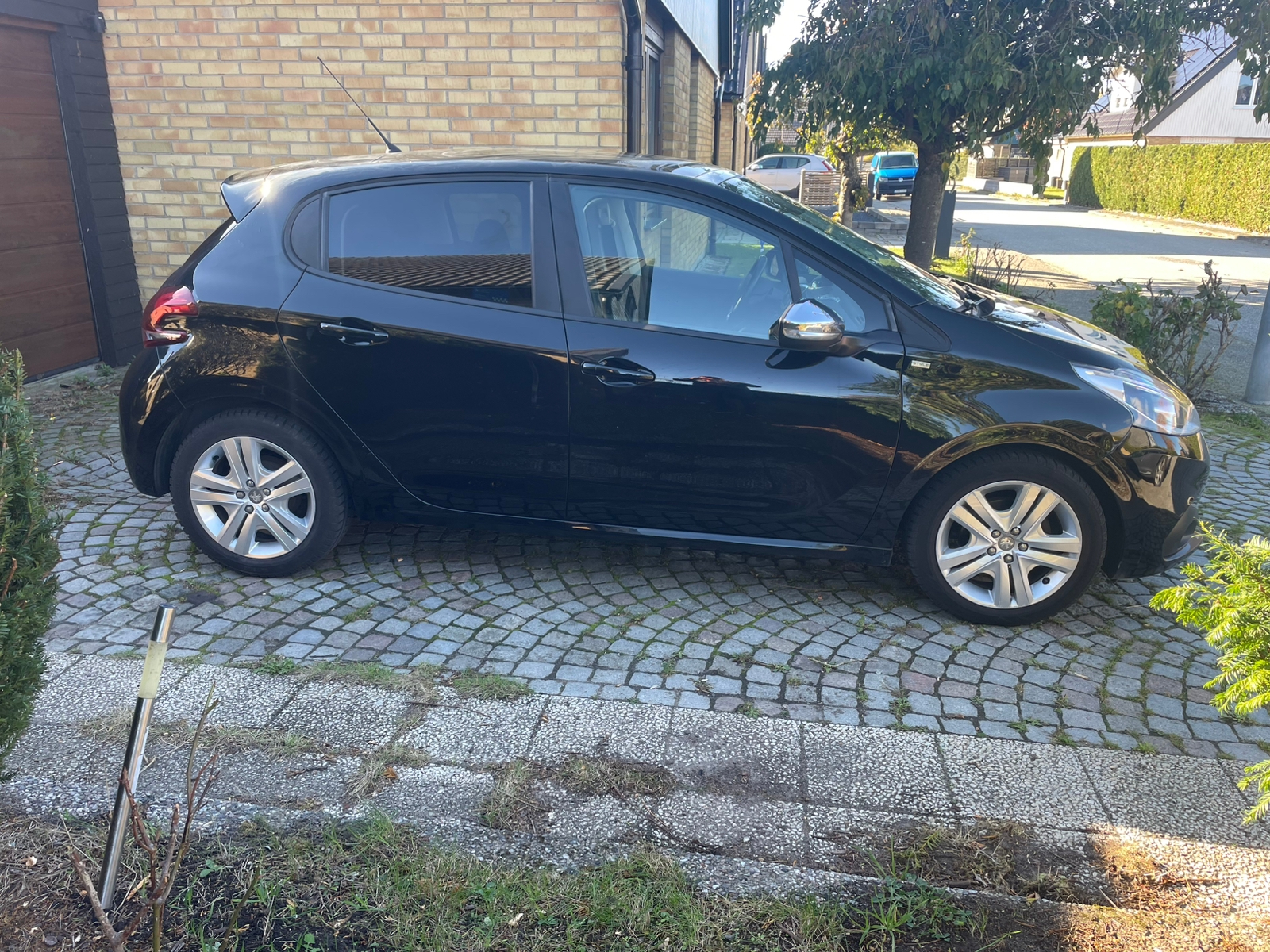 Peugeot 208 1.2 PureTech 82 2016, bild 2/6
