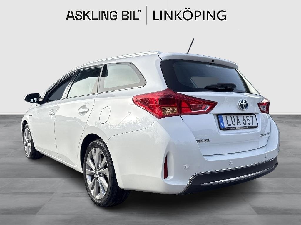 Toyota Auris 1.8 Hybrid Executive 2015, bild 2/10