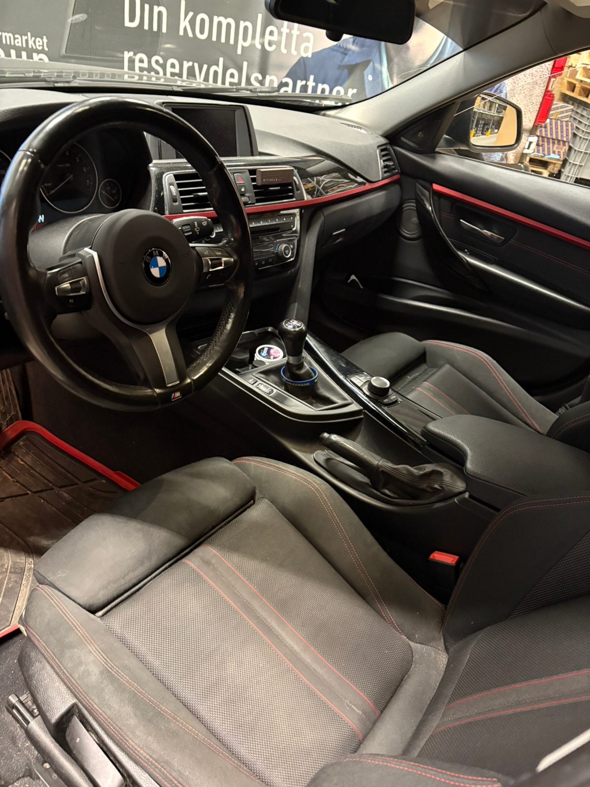 BMW 330i 2016, bild 2/3