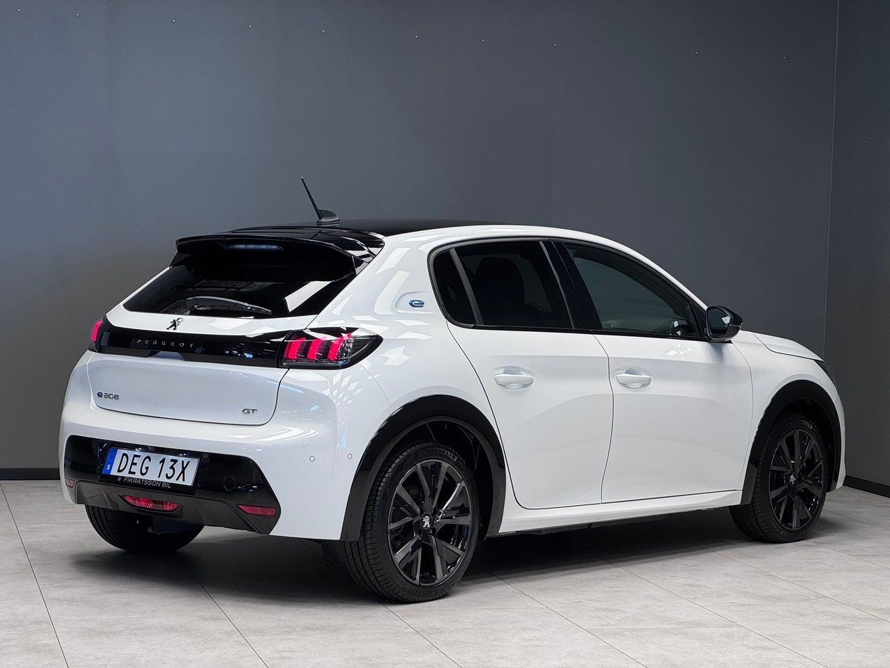 Peugeot e-208 136 GT 2023, bild 2/10