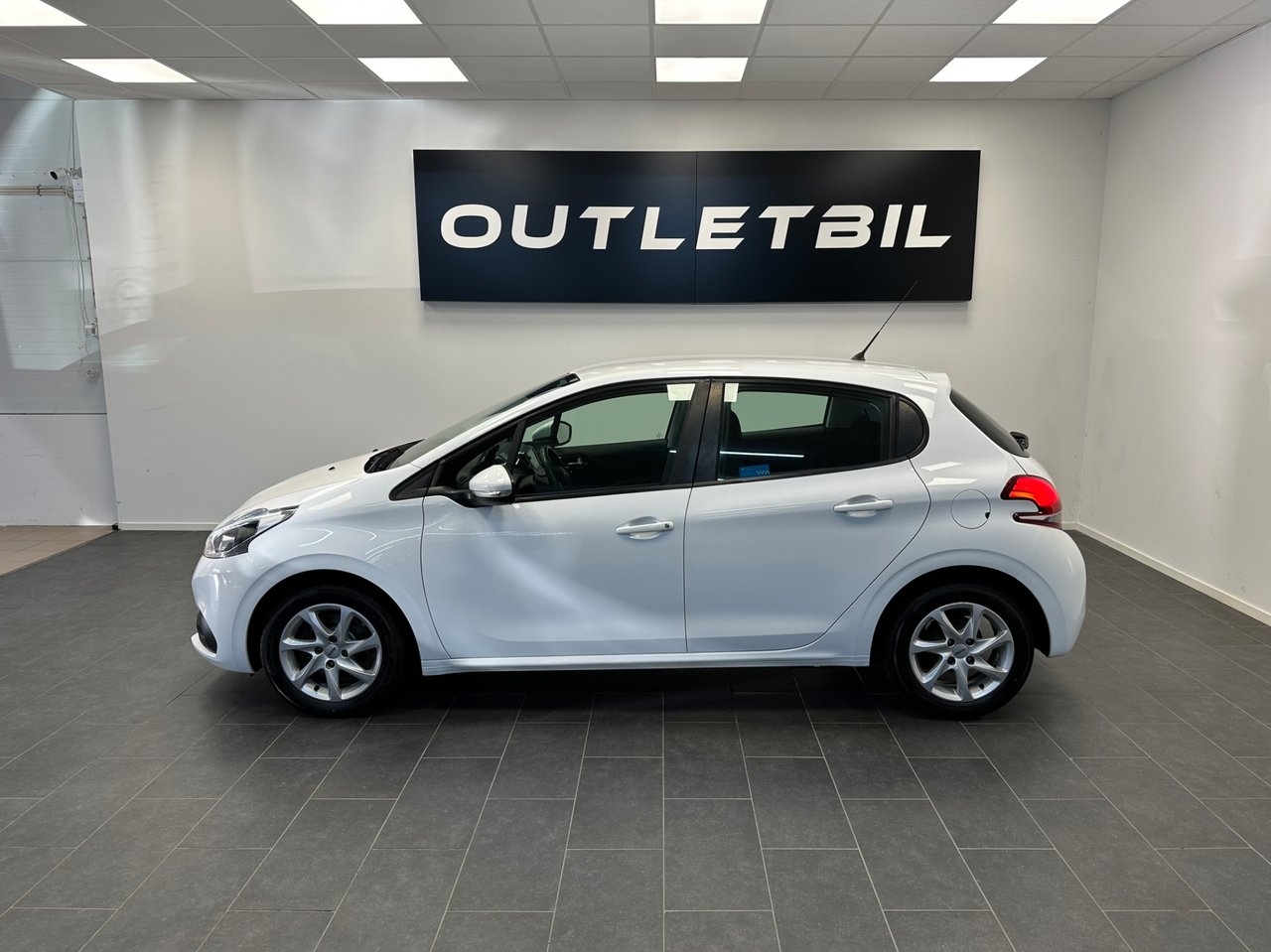 Peugeot 208 1.2 PureTech 82 2016, bild 2/10