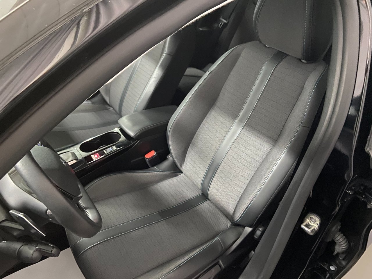 Peugeot 208 1.2 PureTech 100 Allure 2023, bild 7/10