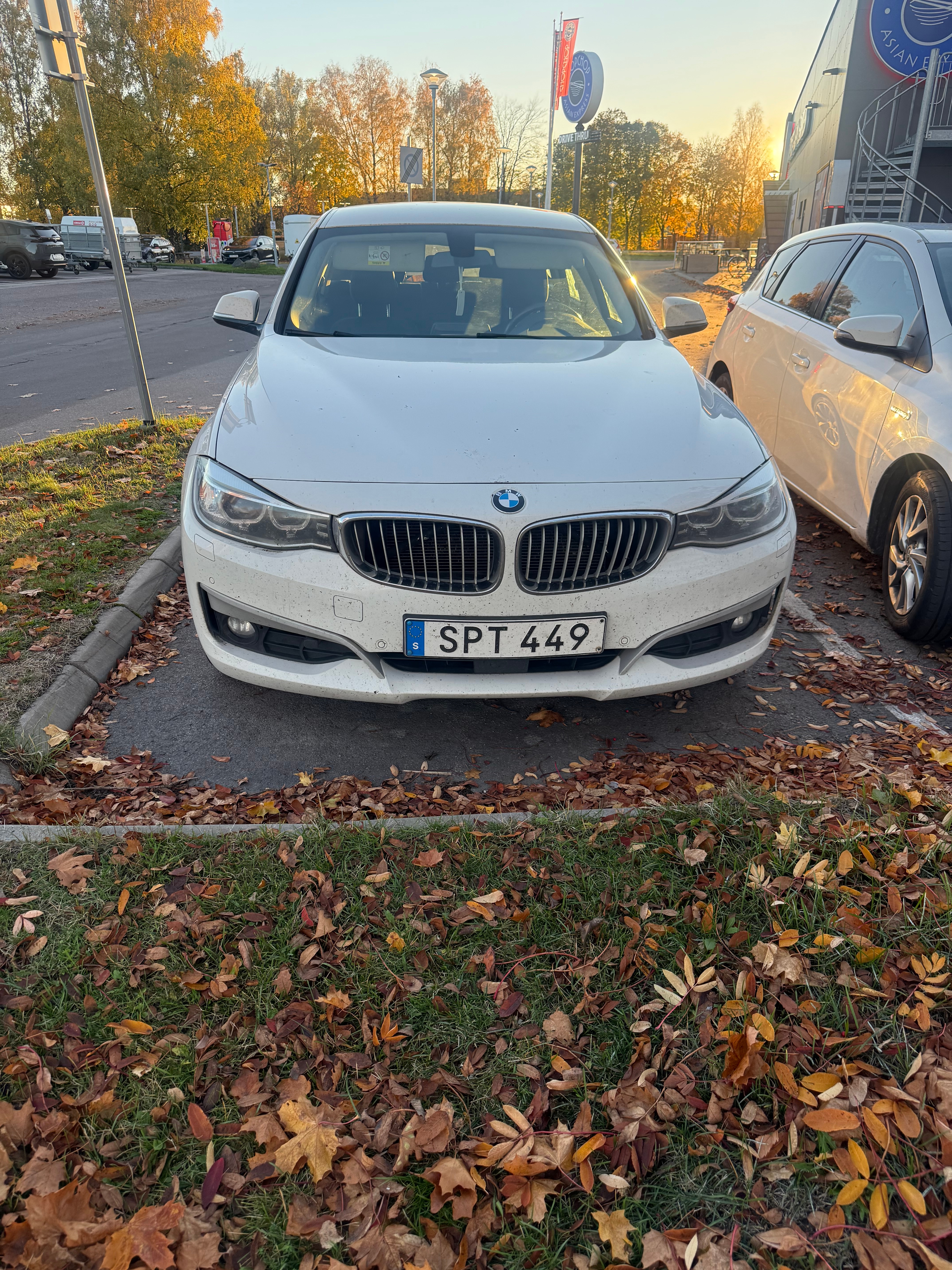 BMW 320d 2015, bild 2/3