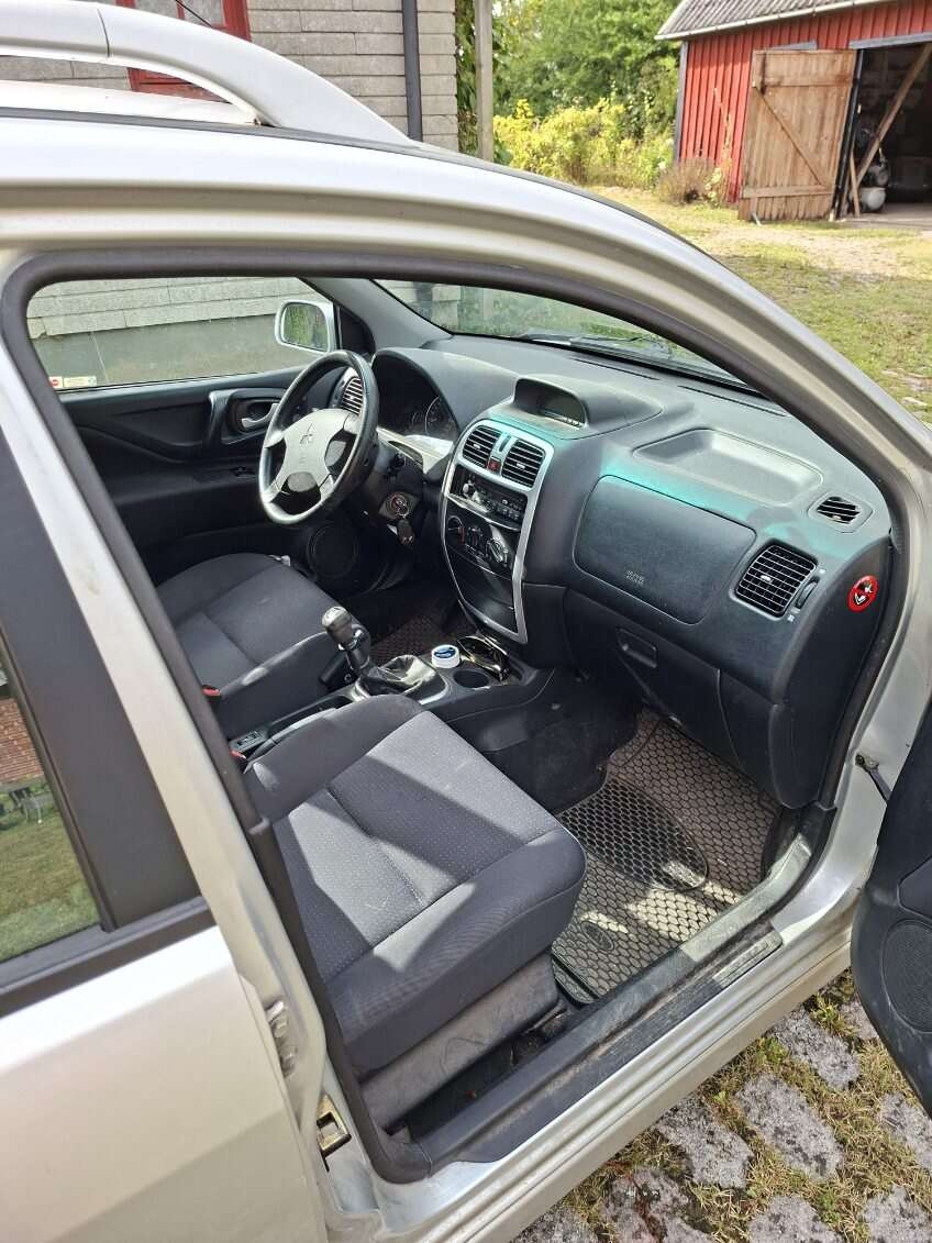 Mitsubishi Space Star 2004, bild 2/4