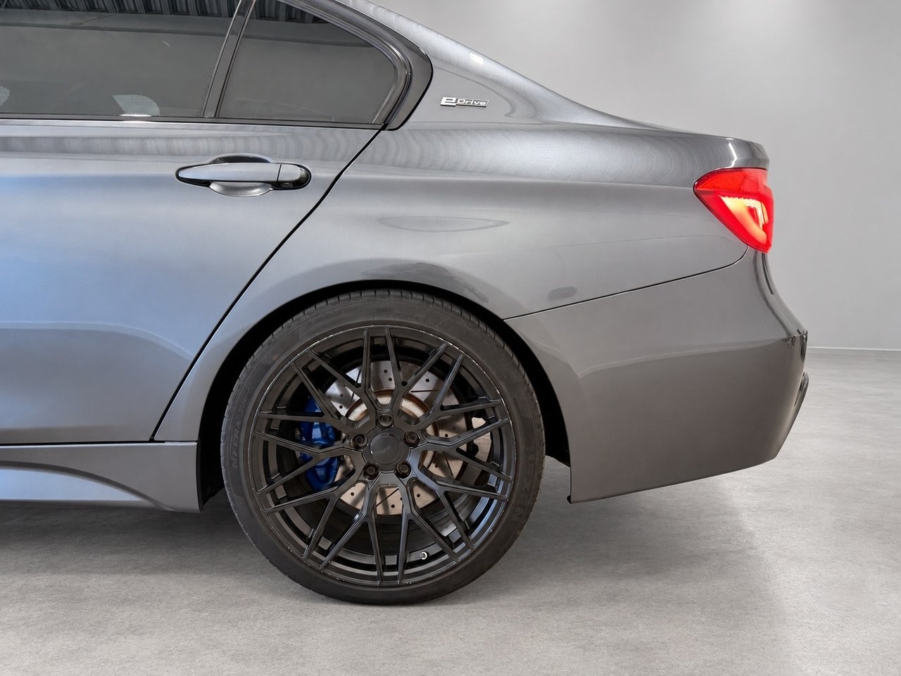 BMW 330e 2017, bild 7/10