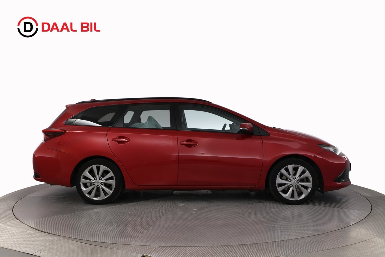 Toyota Auris 1.8 Hybrid Executive 2016, photo 5/10