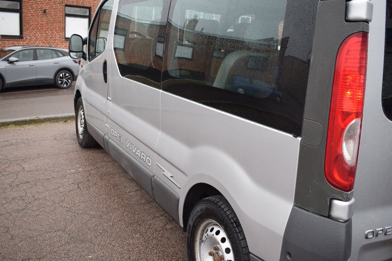 Opel Vivaro 2.5 CDTI 2010, bild 3/16