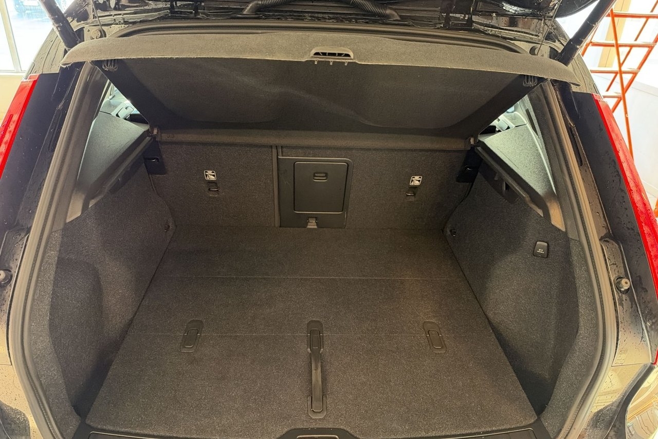 Volvo XC40 B3 Ultra Dark 2026, photo 19/20