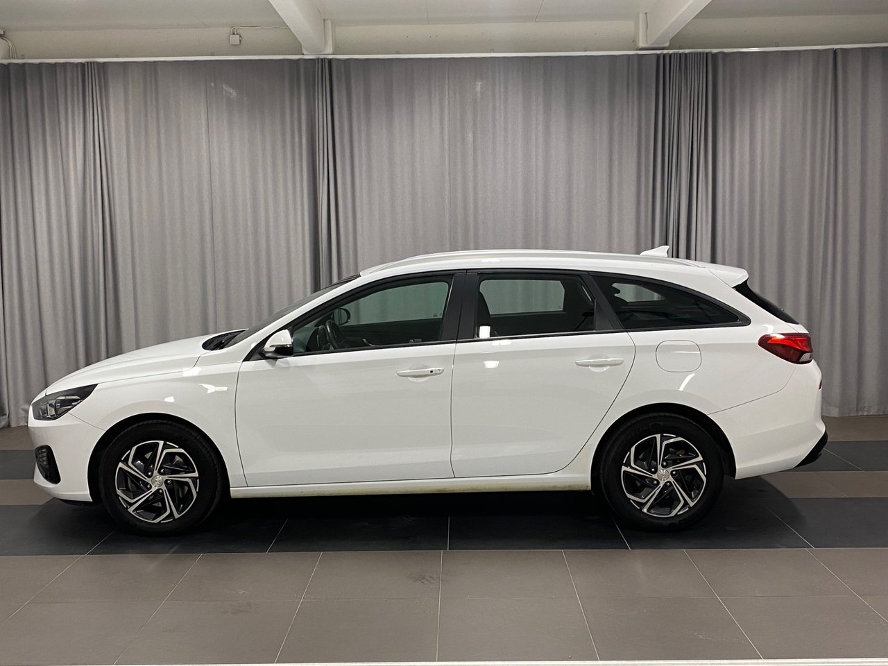 Hyundai i30 Essential 2021, bild 2/10