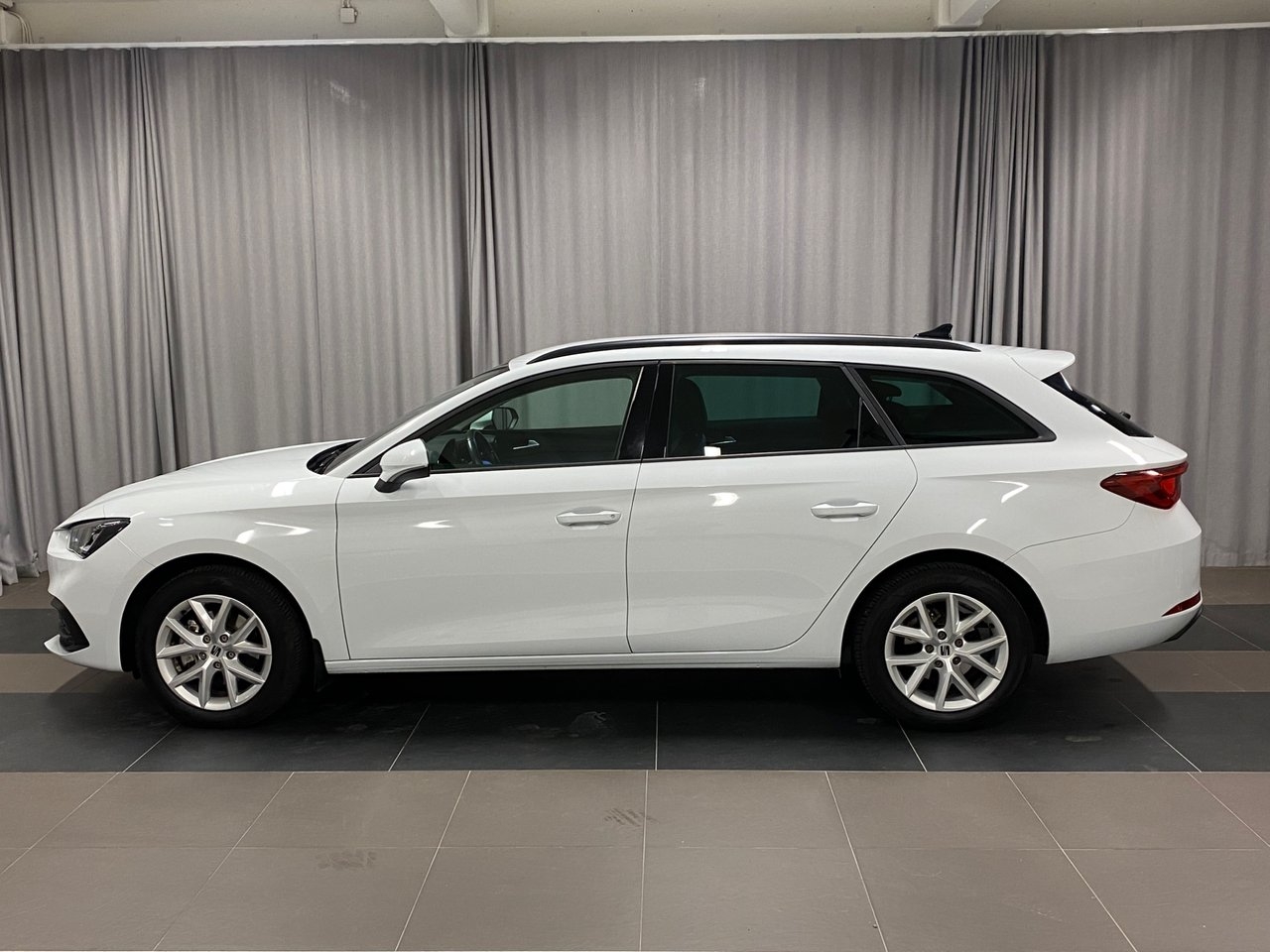 Seat Leon 1.0 eTSI Style 2024, bild 2/10
