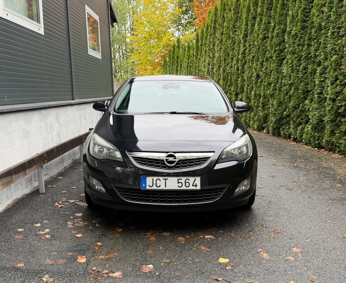 Opel Astra 1.4 Turbo Enjoy 2011, bild 2/10