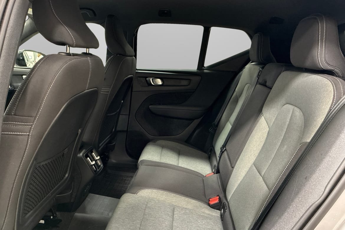 Volvo XC40 B3 Plus Dark 2025, photo 7/10