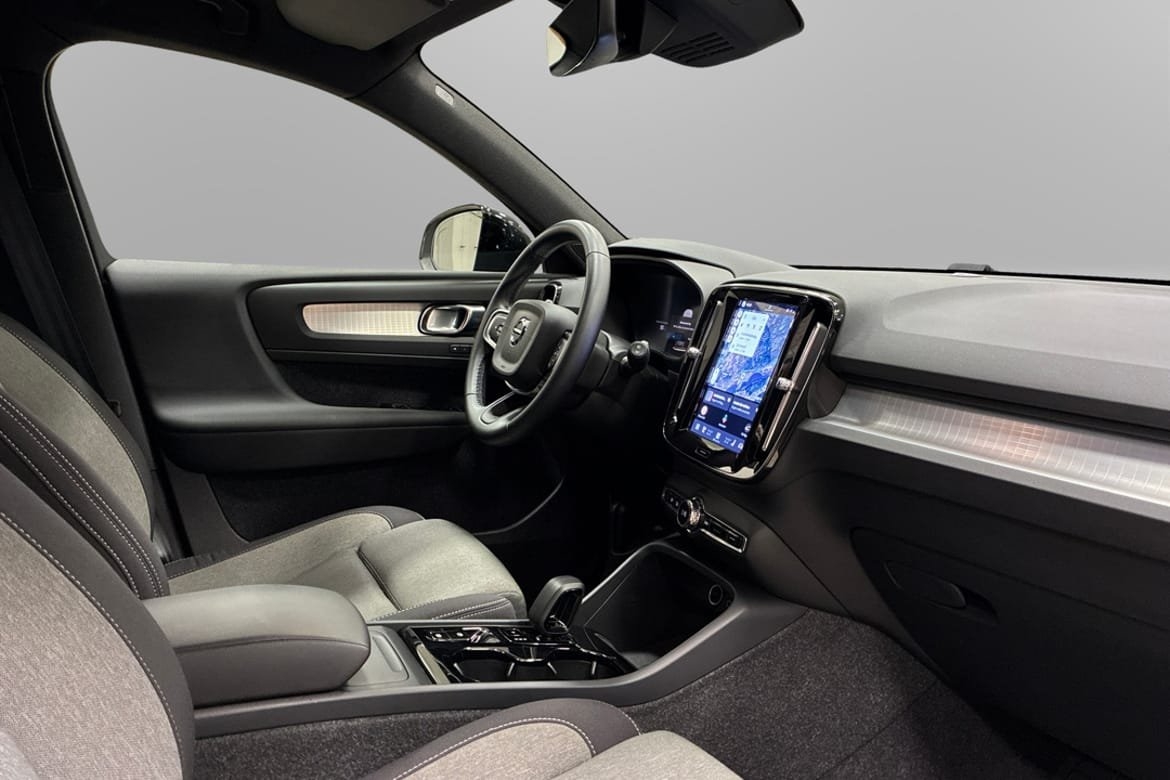 Volvo XC40 B3 Plus Dark 2025, photo 5/10