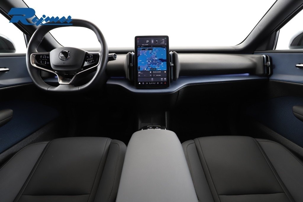 Volvo EX30 Extended Range Plus 2025, bild 2/10