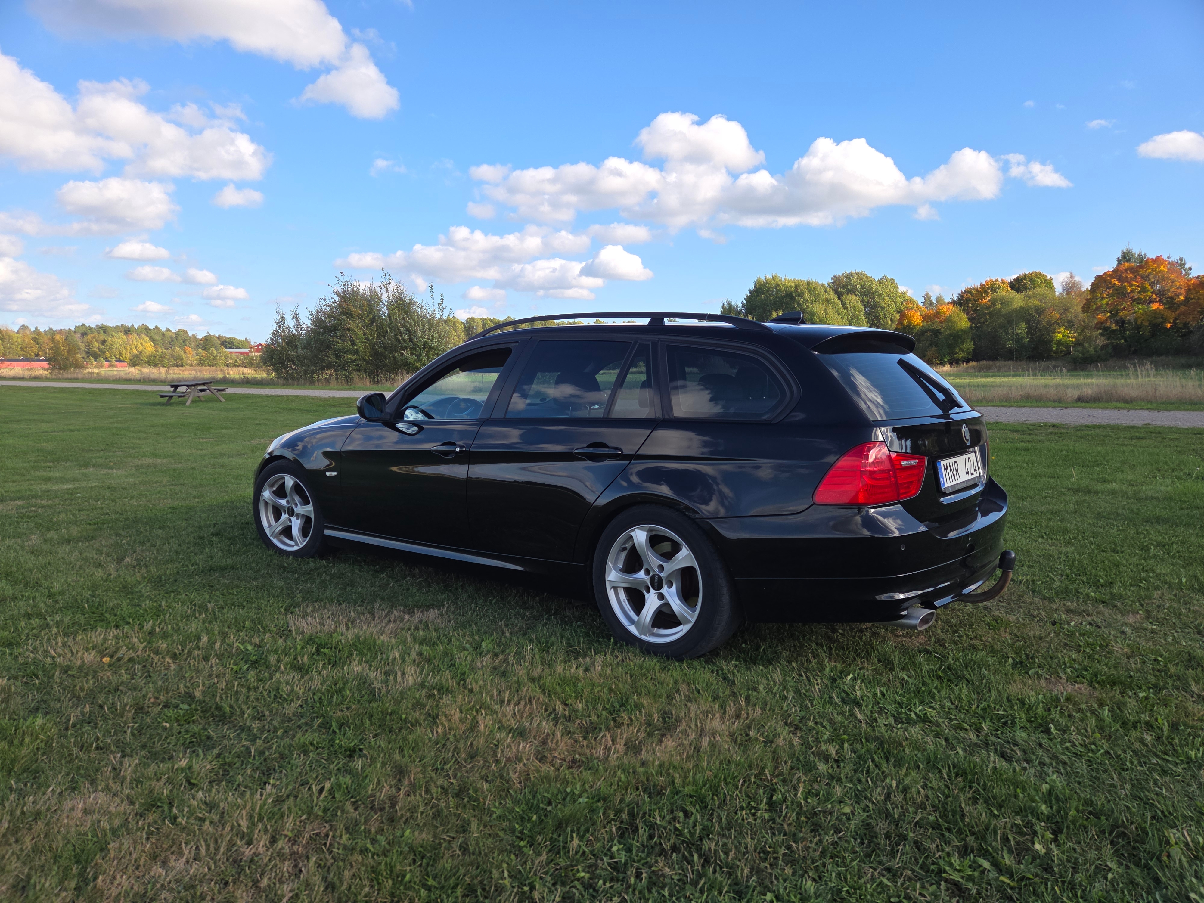 BMW 320d 2009, bild 2/3