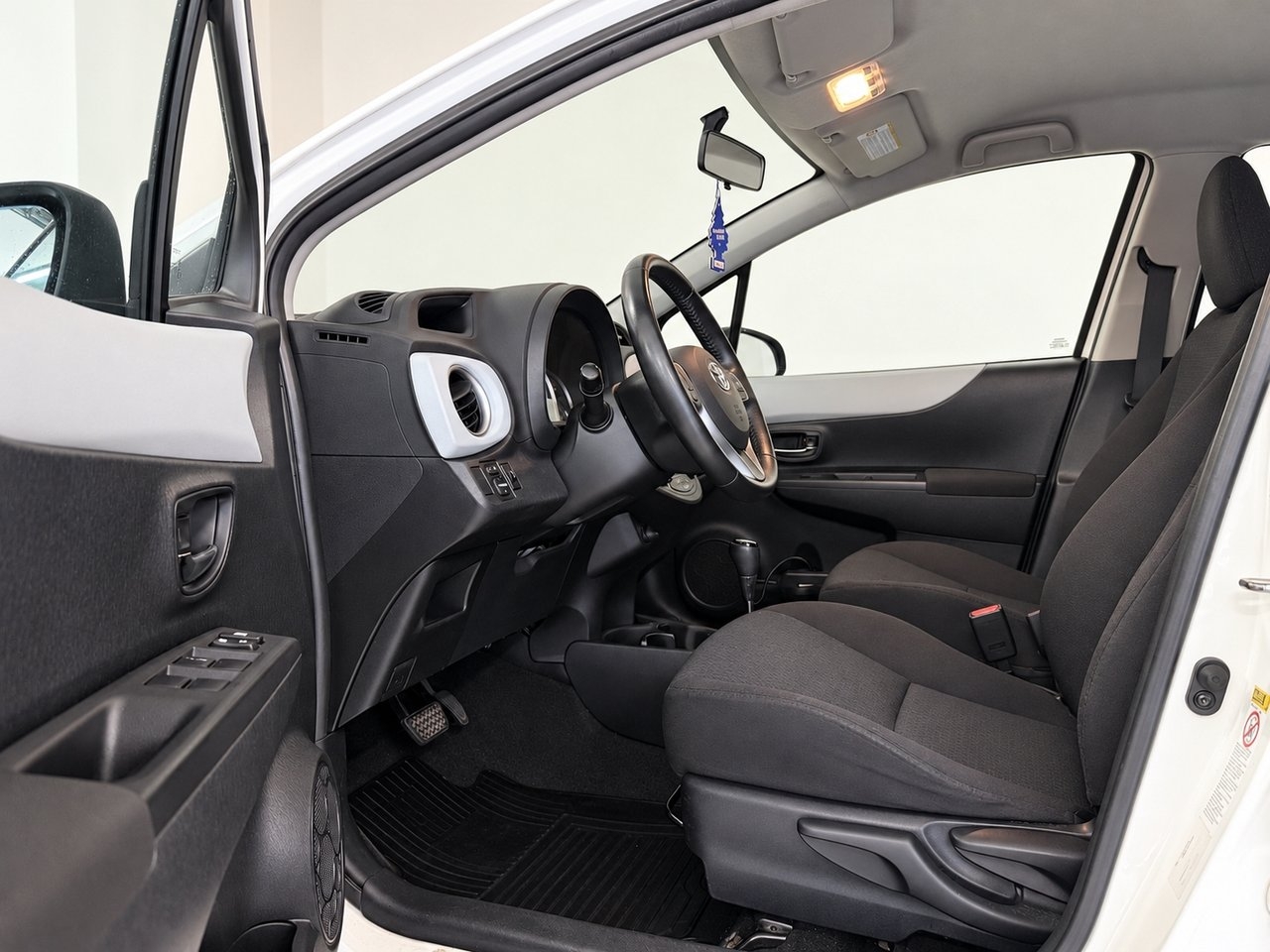 Toyota Yaris 1.5 Hybrid Active 2012, bild 7/10