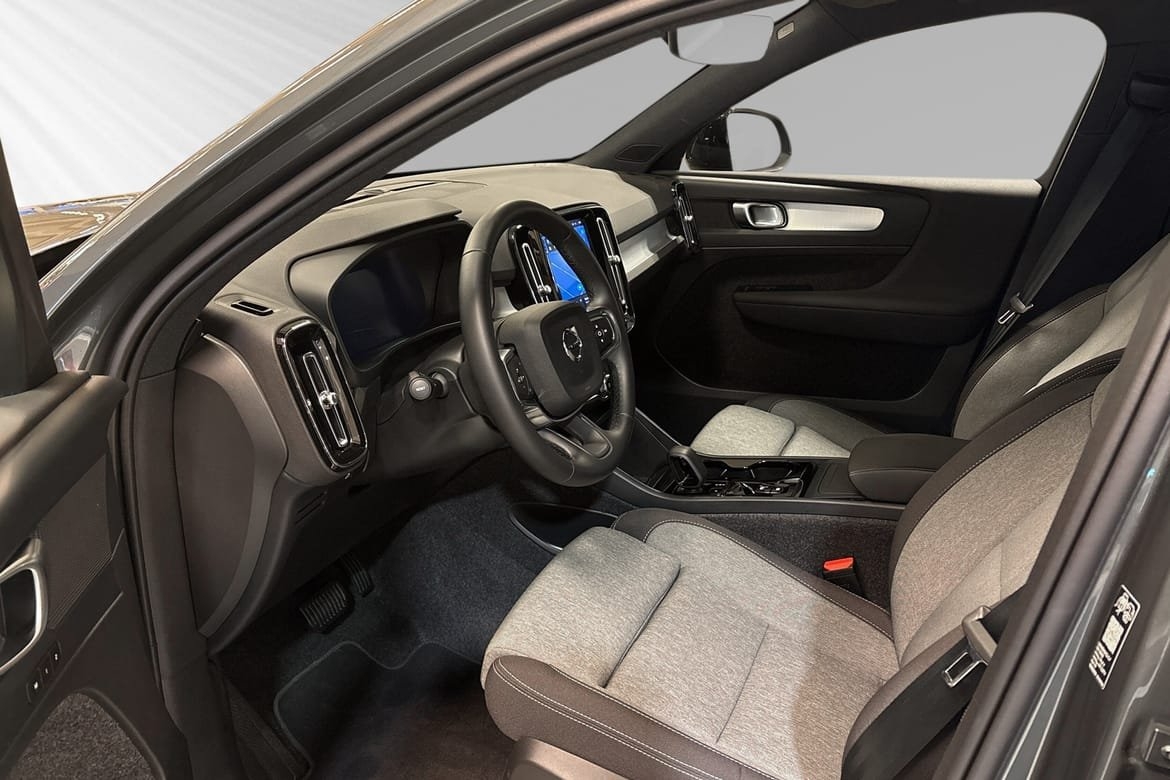 Volvo XC40 B4 Plus Dark 2026, photo 7/10