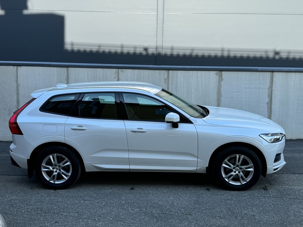 Volvo XC60 D4 Momentum 2019, bild 2/10