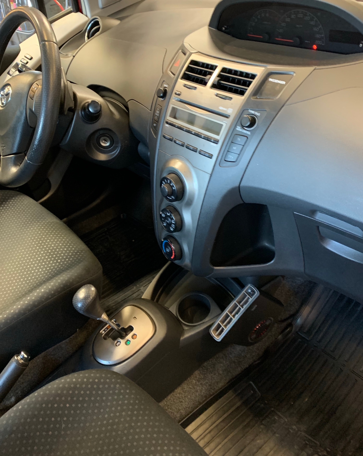 Toyota Yaris 2010, bild 6/7