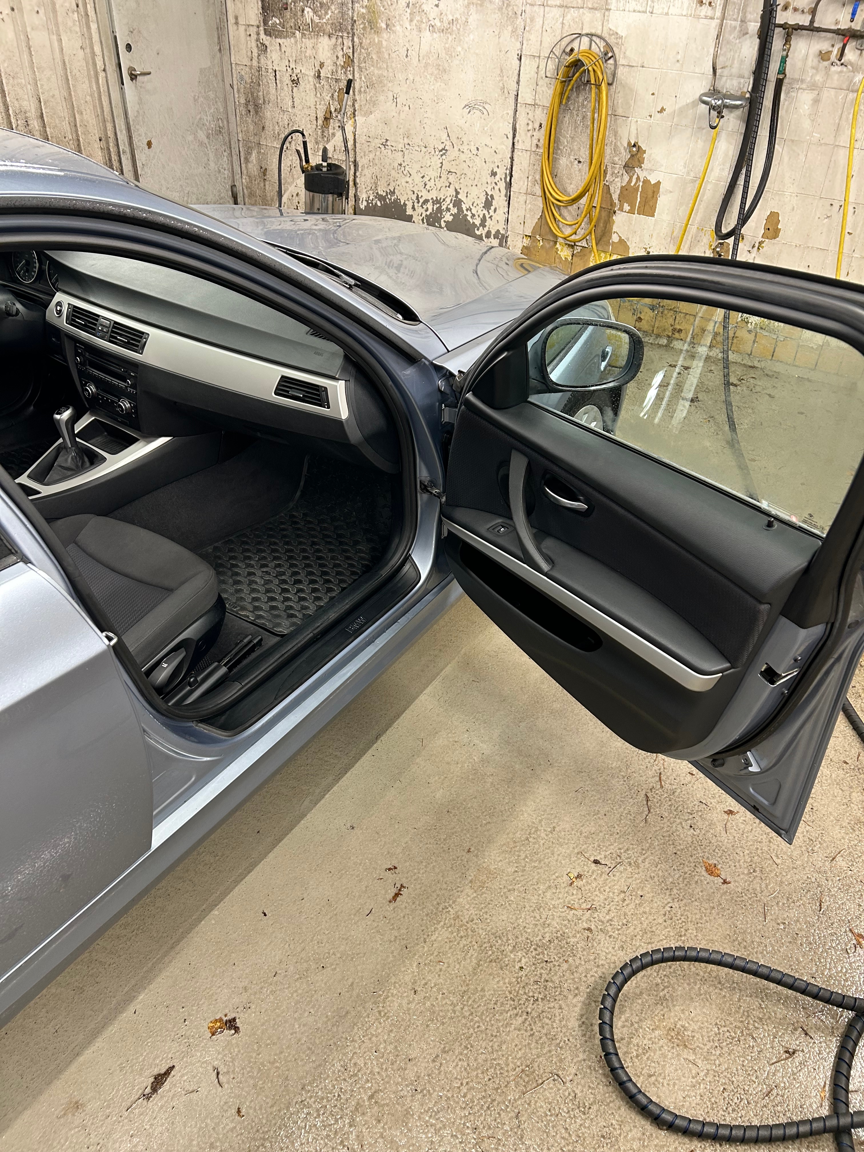 BMW 320i 2011, bild 2/10