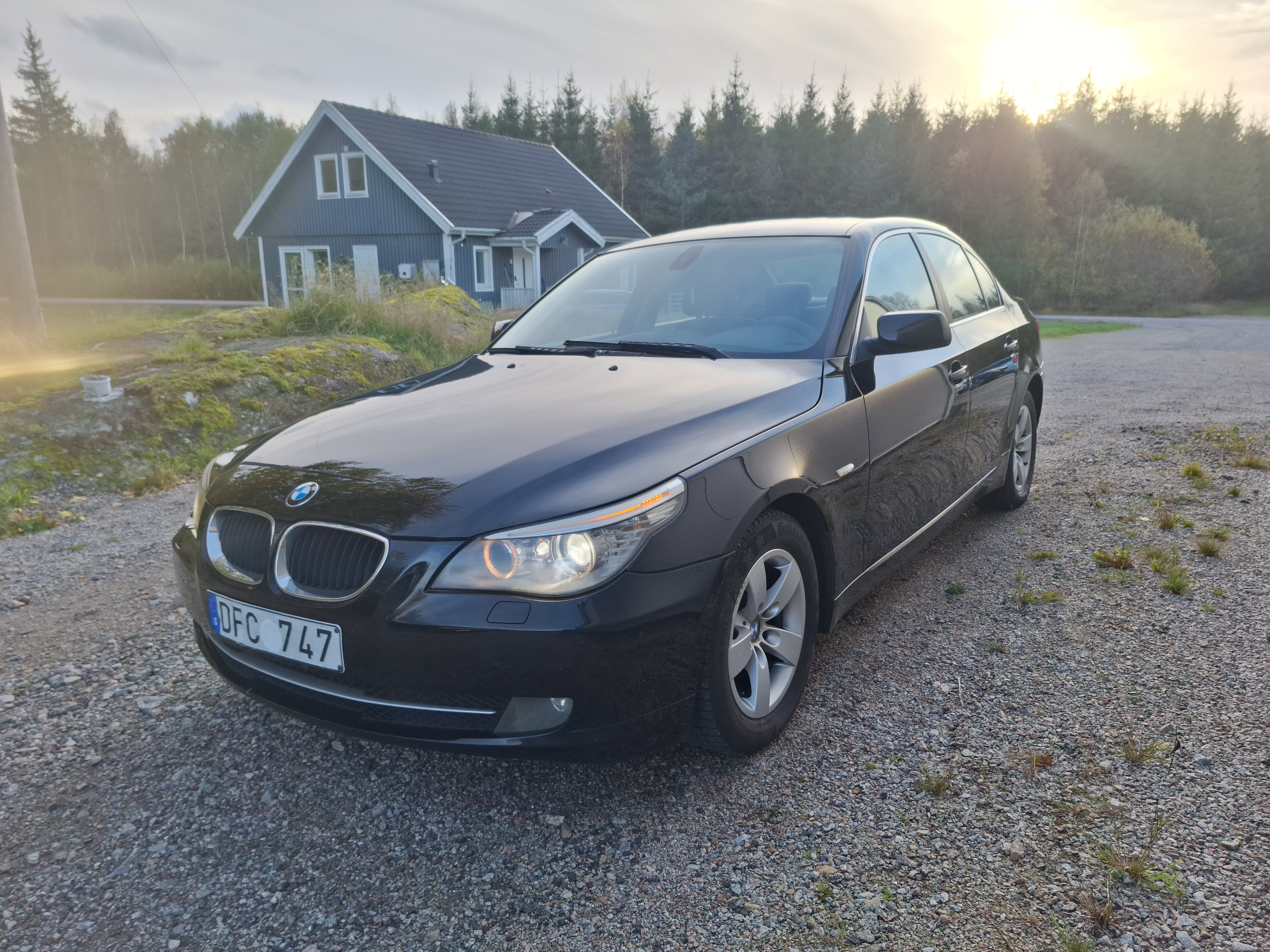 BMW 520i 2008, bild 2/4