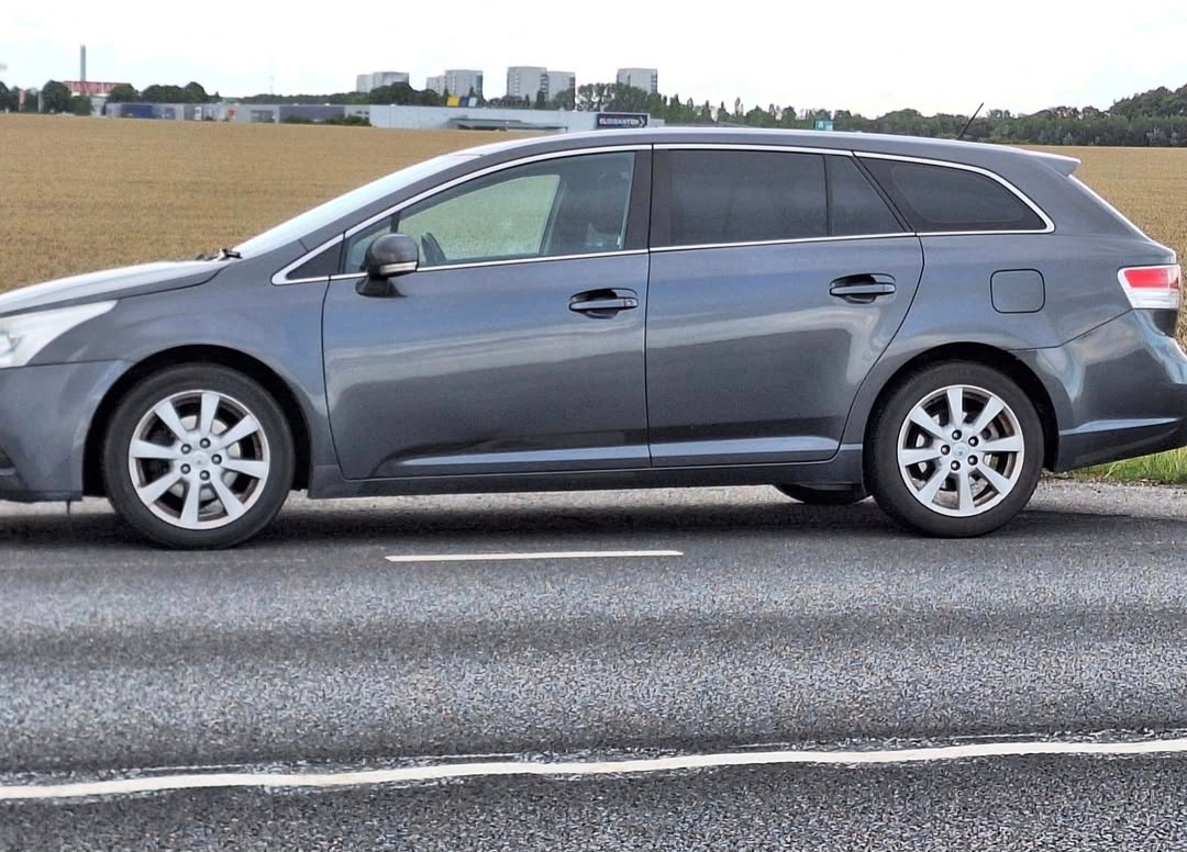 Toyota Avensis 2.0 D-4D 2009, bild 2/5