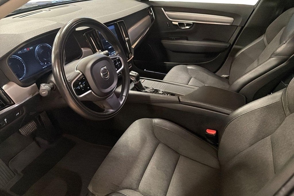 Volvo V90 D4 Momentum Advanced 2019, kuva 9/10
