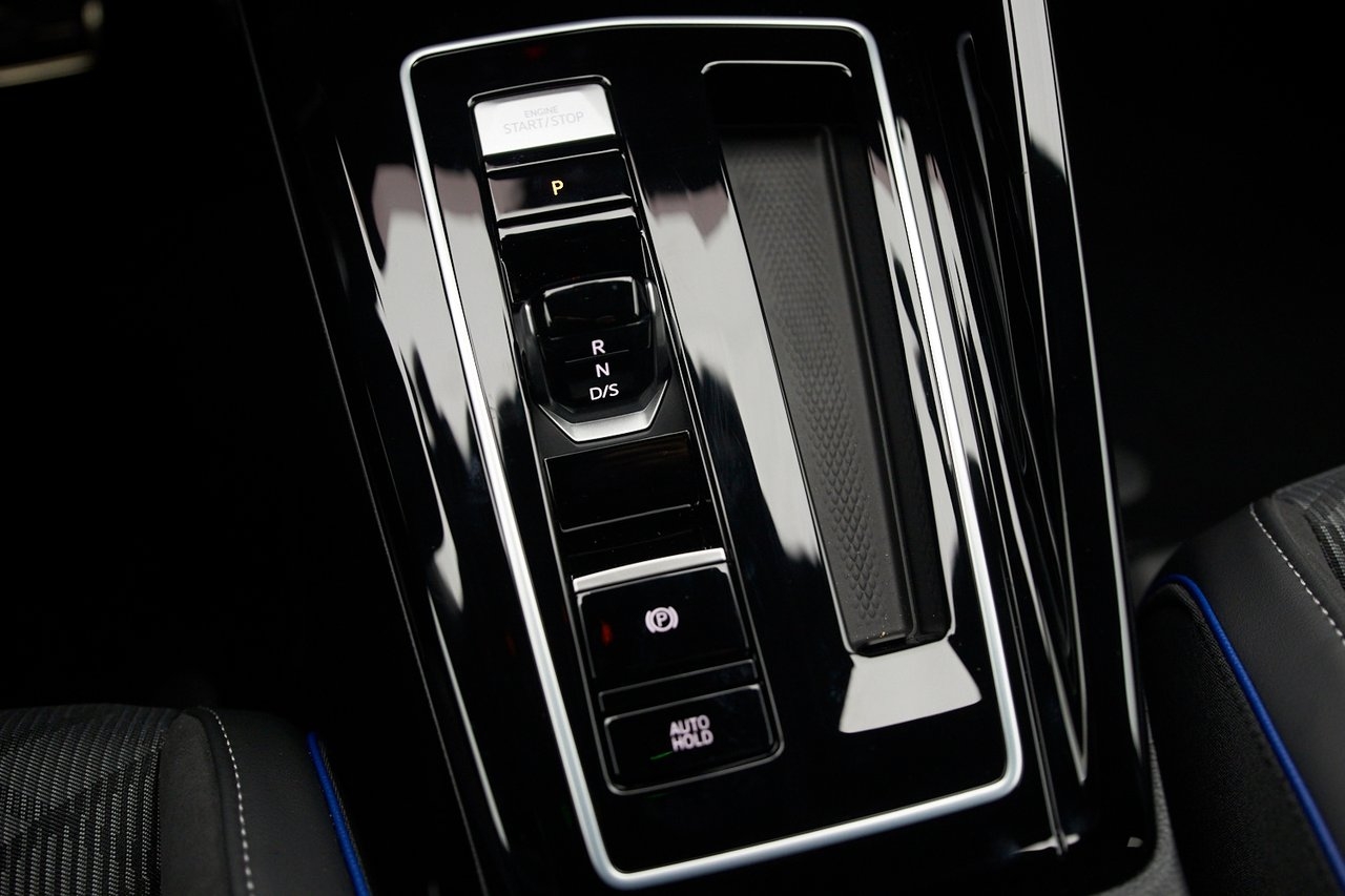 Volkswagen Golf 1.5 eTSI R-Line 2027, photo 9/10
