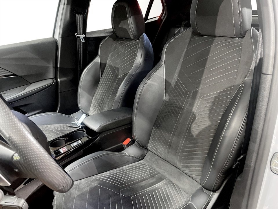 Peugeot 2008 1.2 PureTech 130 GT 2025, photo 5/10