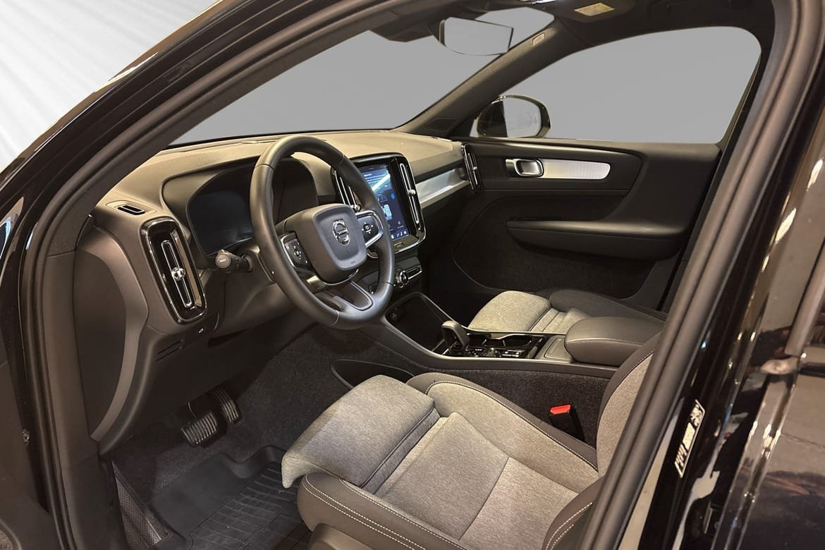 Volvo XC40 B4 Plus Dark 2026, photo 7/10