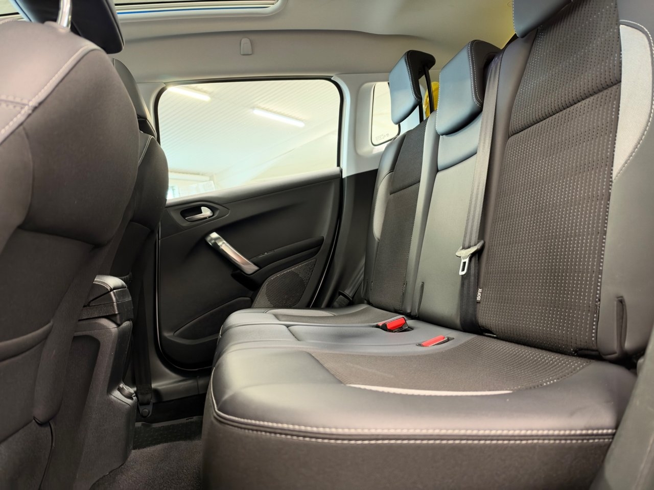 Peugeot 2008 1.2 PureTech 110 Allure 2017, bild 7/10