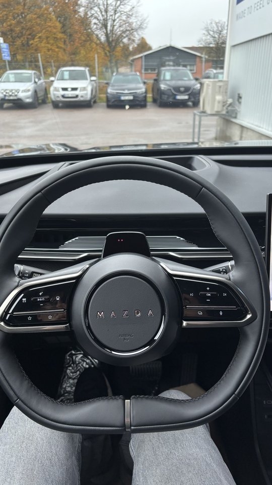 Mazda CX-6e Takumi 2026, photo 6/10