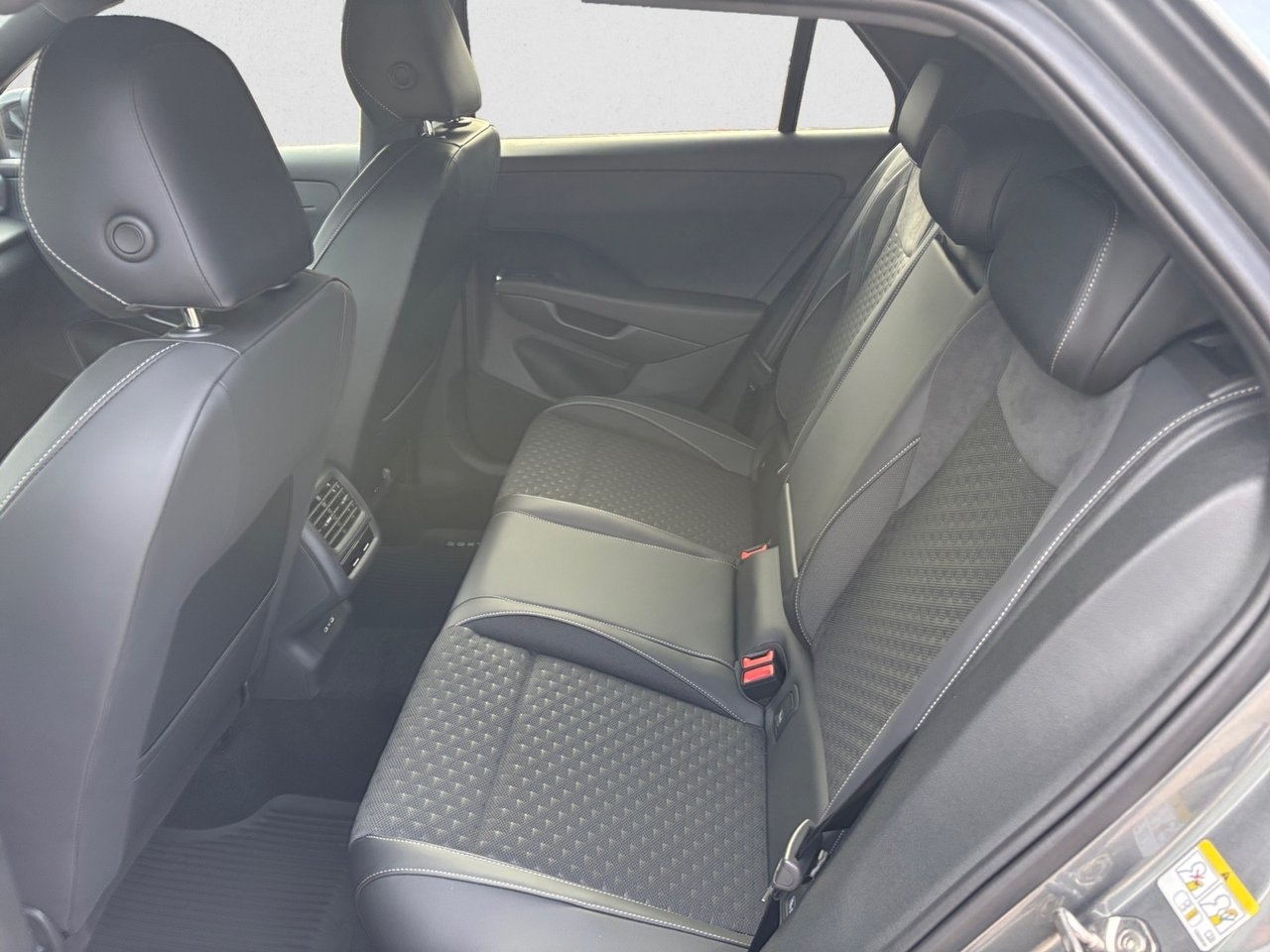 Volkswagen T-Roc 1.5 eTSI R-Line 2027, kuva 8/9
