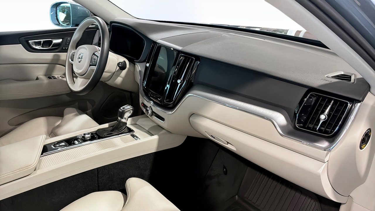 Volvo XC60 T5 Momentum 2019, photo 3/9