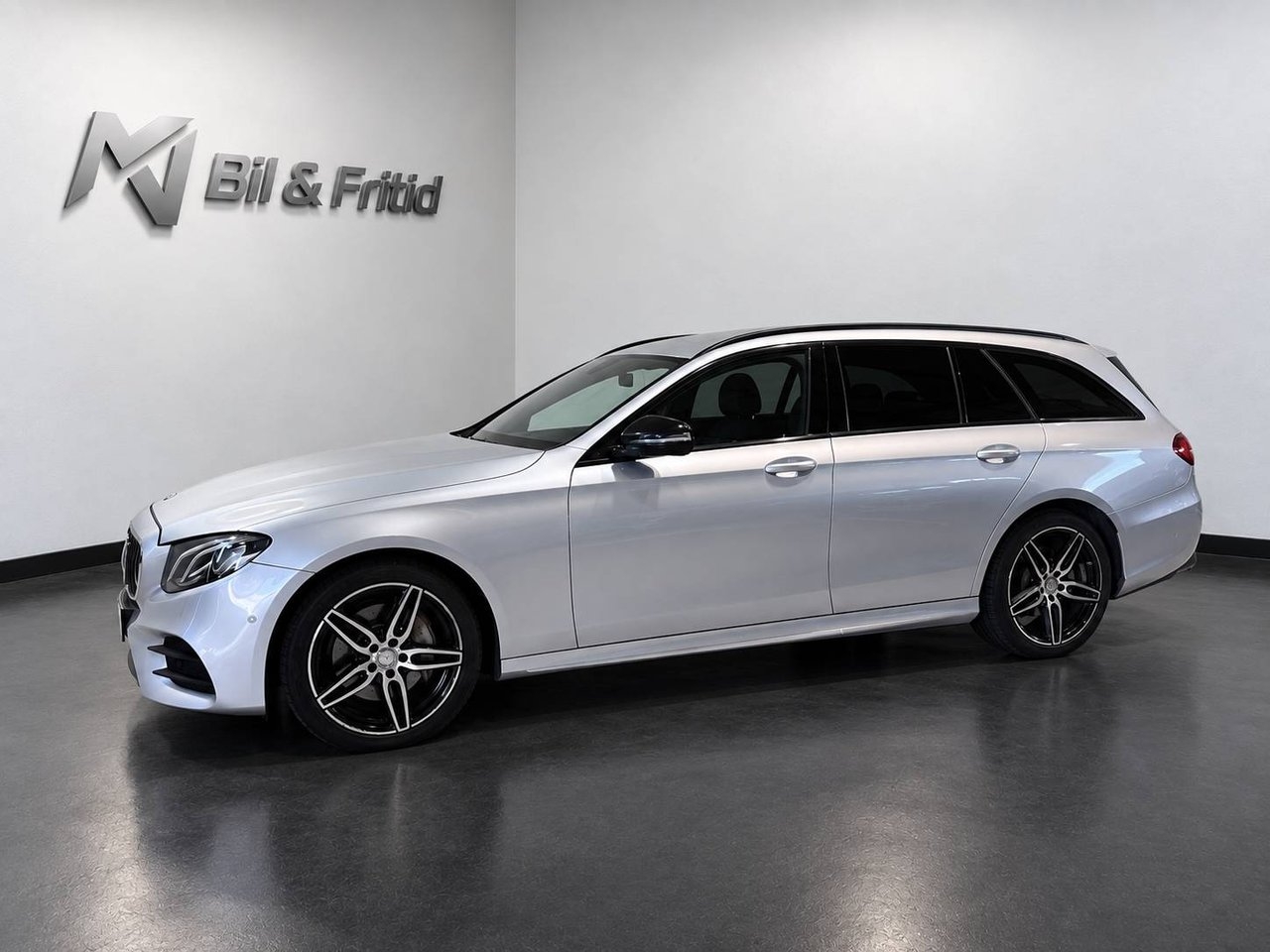 Mercedes-Benz E 220 d AMG 2017, kuva 2/10