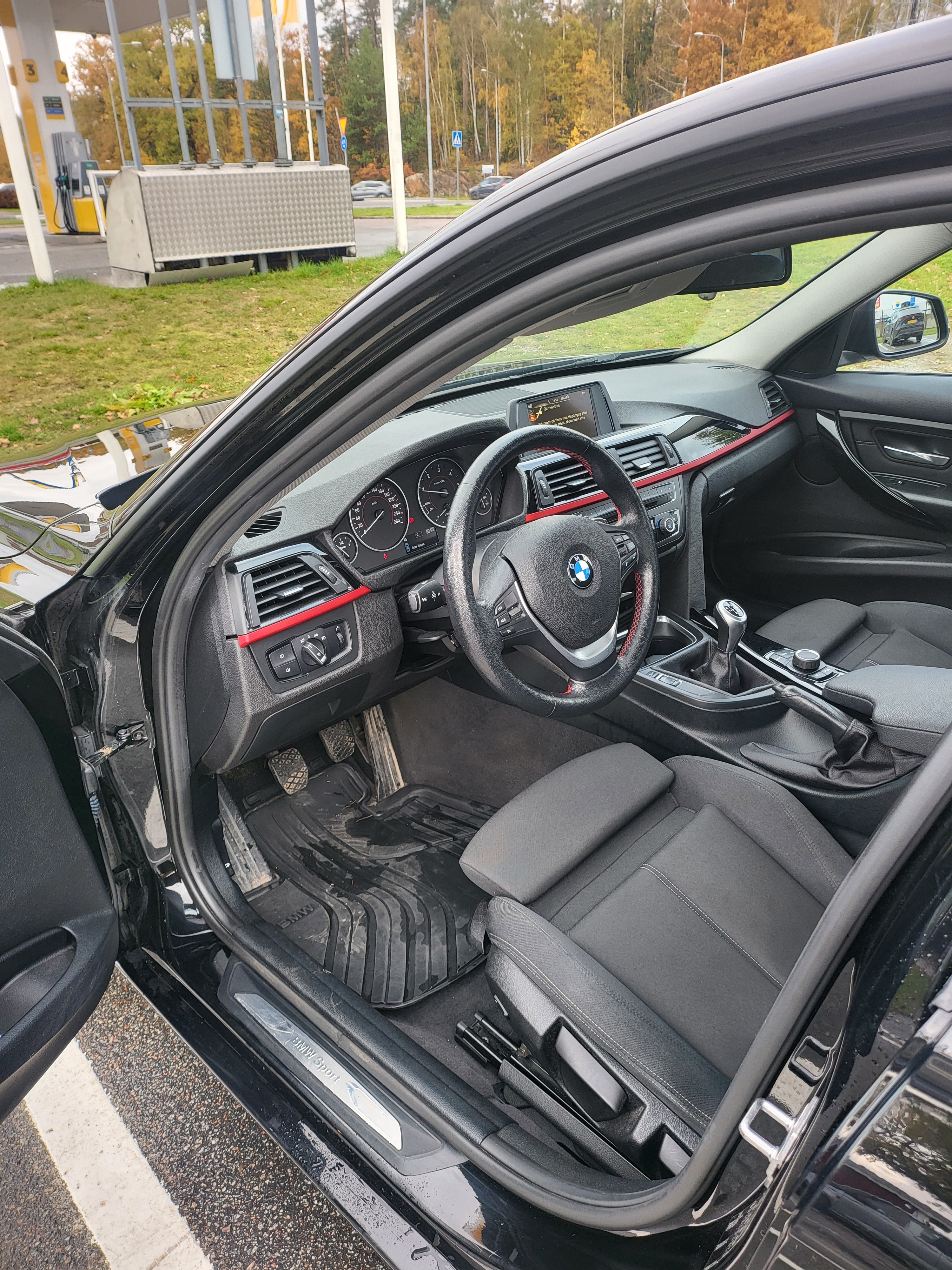 BMW 318d 2015, bild 2/8