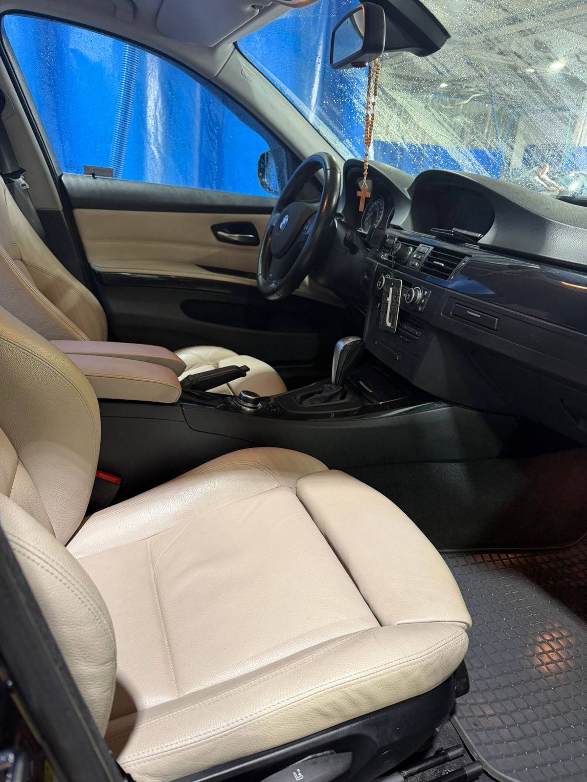 BMW 325i 2009, bild 9/10