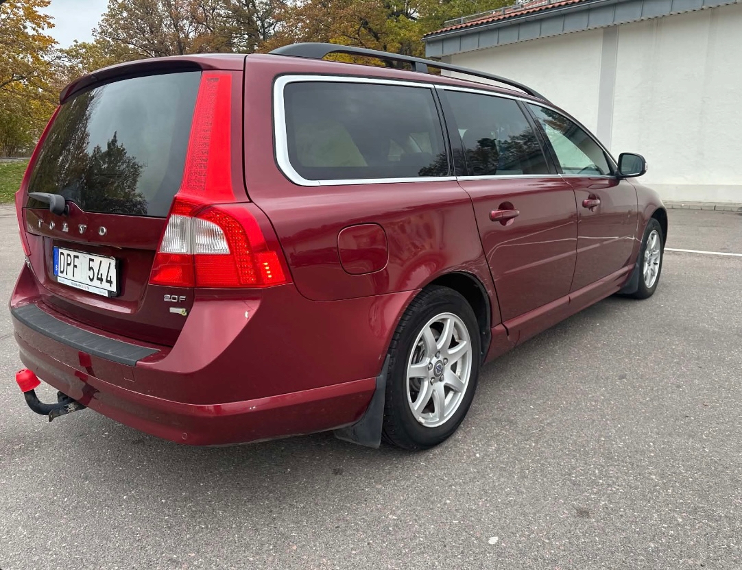 Volvo V70 Momentum 2010, kuva 2/6