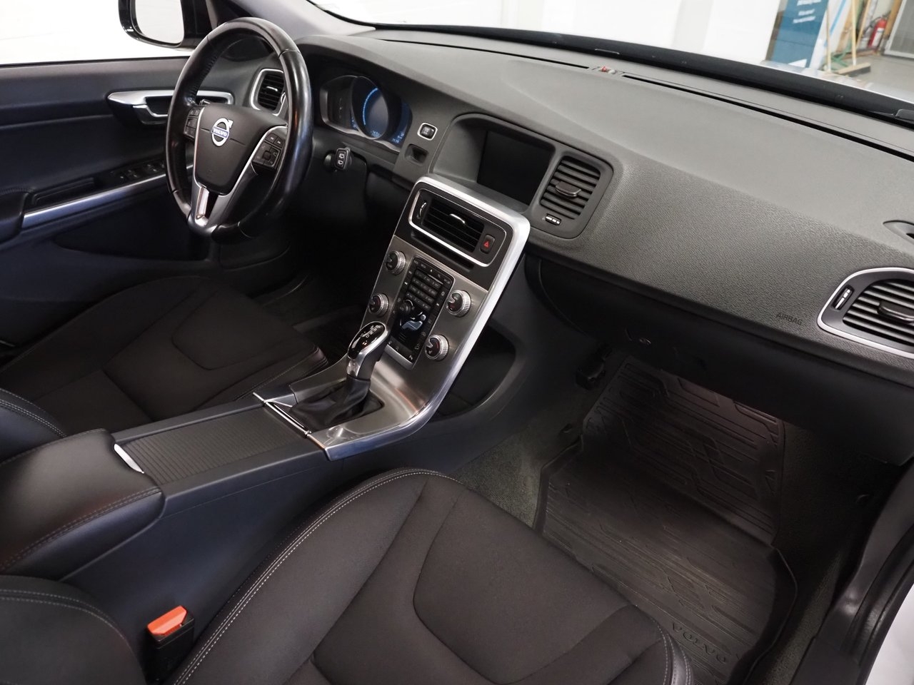 Volvo V60 Cross Country D4 Momentum 2016, bild 9/10