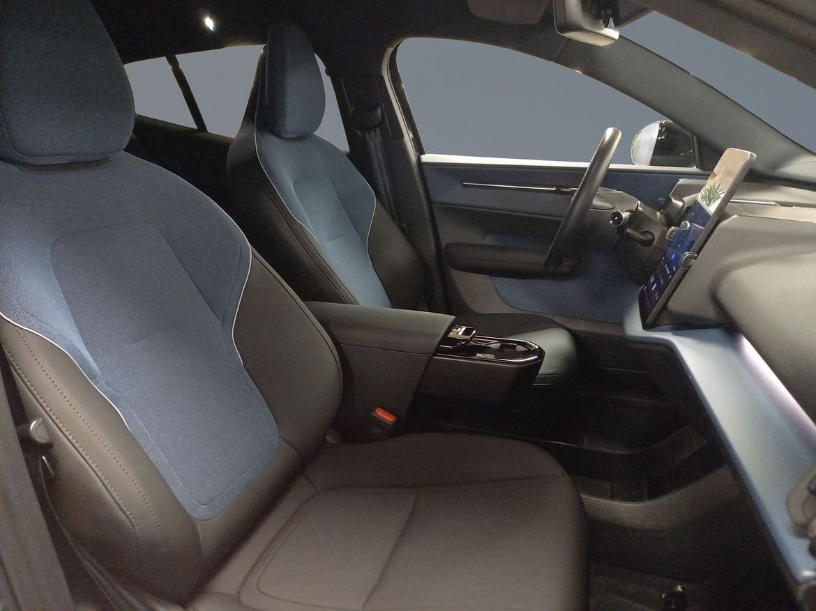 Volvo EX30 Extended Range Plus 2026, photo 7/9