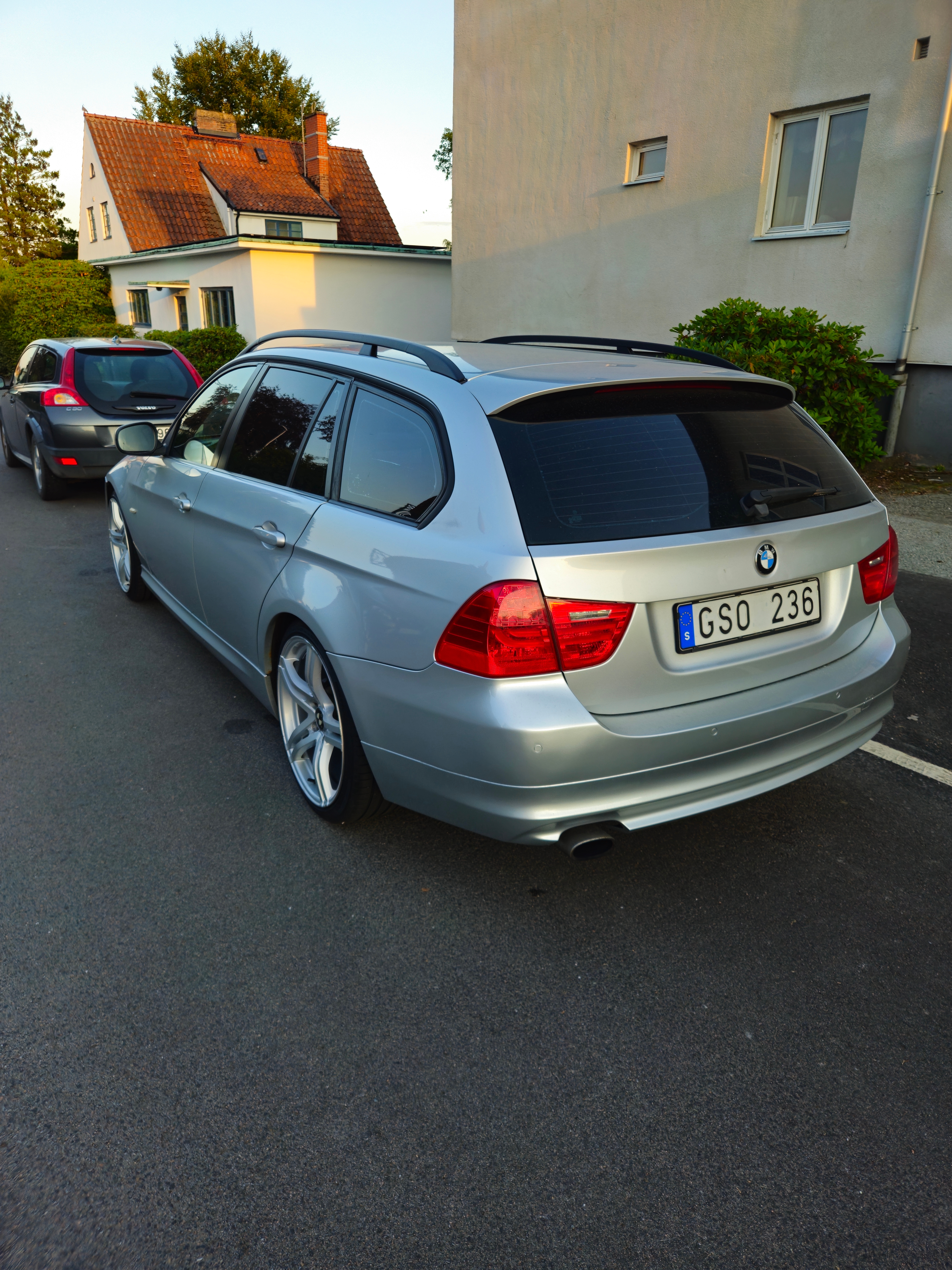 BMW 320i 2010, bild 2/2