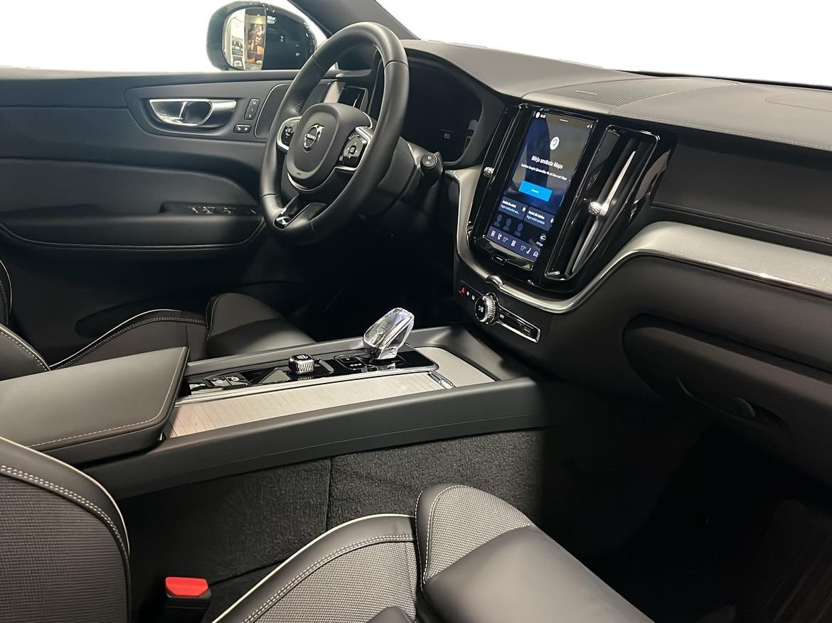 Volvo XC60 T6 Ultra Dark 2025, photo 4/10