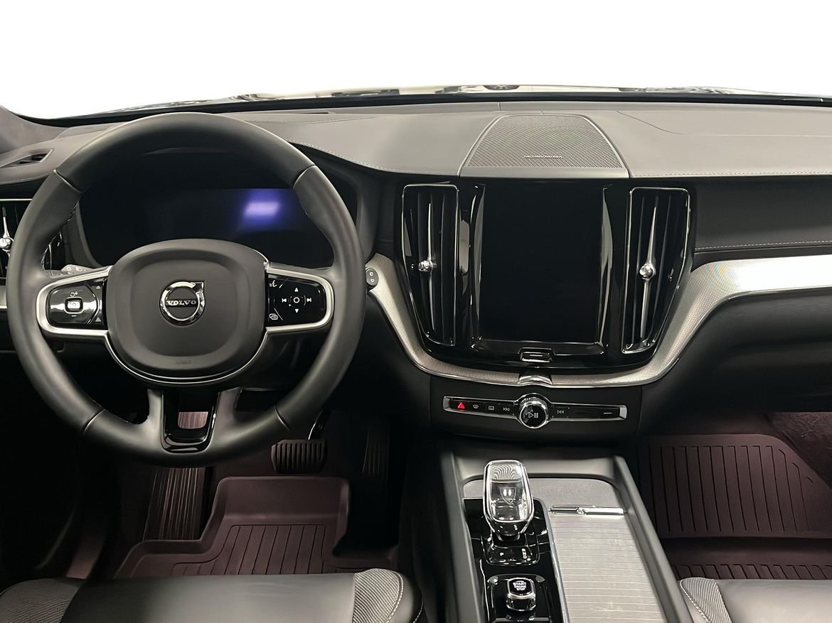 Volvo XC60 T6 Ultra Dark 2025, photo 5/10